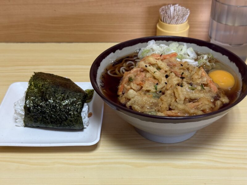 榑木川かき揚げたまご蕎麦とおにぎり